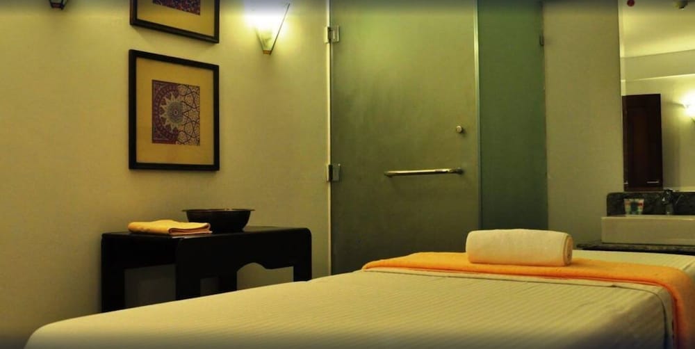 Royal Court Hotel 10/38