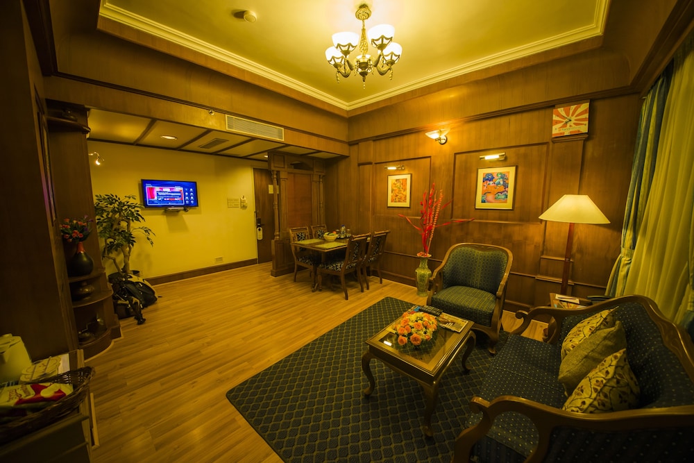 The Renai Cochin 24/43