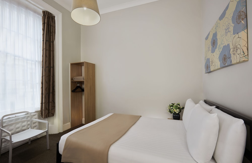 Lords Hotel 33/63