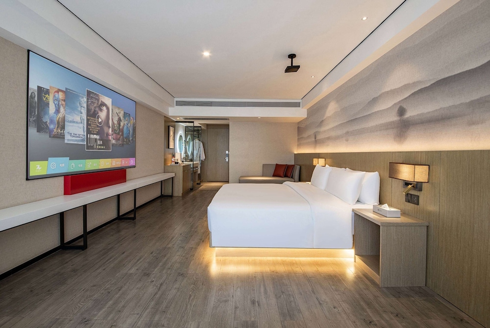 THEATER, KING BED