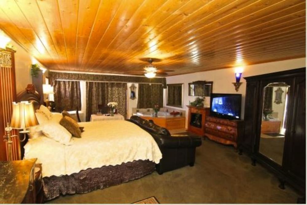 Echo Canyon Manor 22/76
