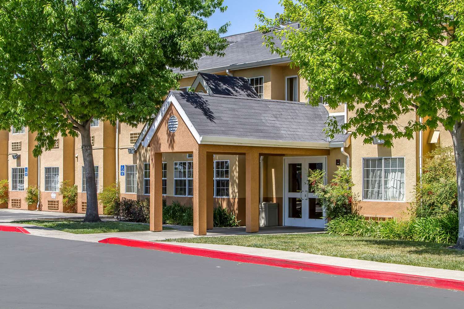 Econo Lodge Inn & Suites Santa Rosa South 3/18