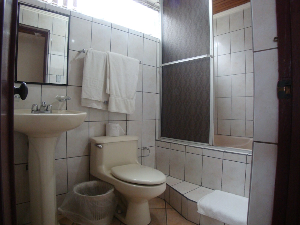 La Guaria Inn And Suites Hotel 24/65