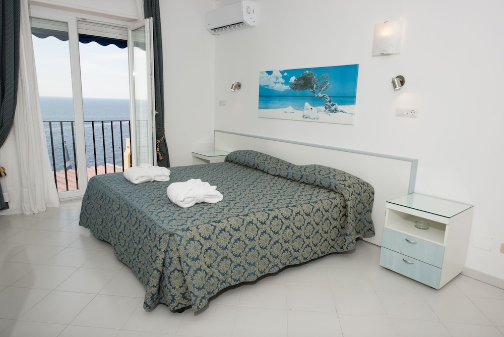 SUPERIOR, SEA VIEW