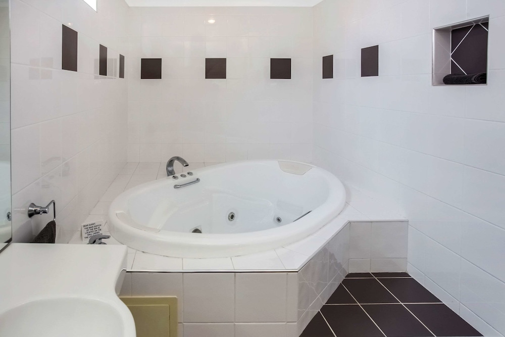 Comfort Inn On Raglan 23/39