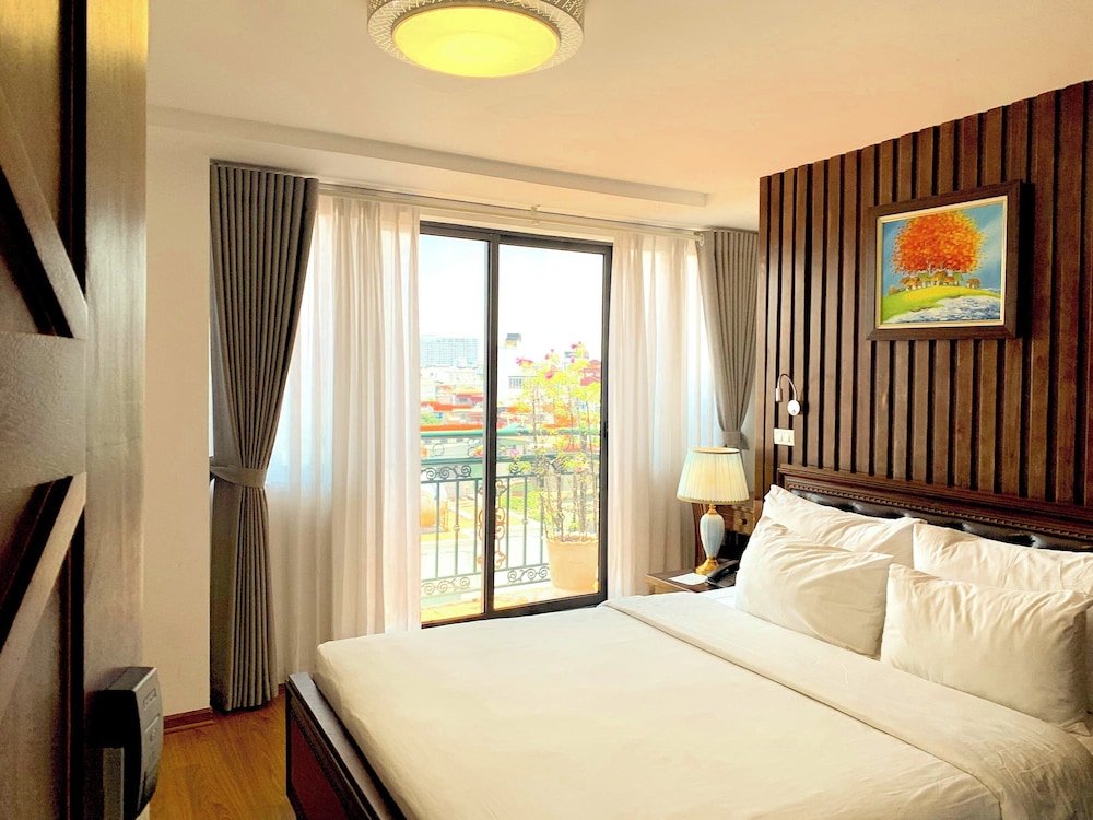 JUNIOR SUITE, DOUBLE BED, CITY VIEW, BALCONY