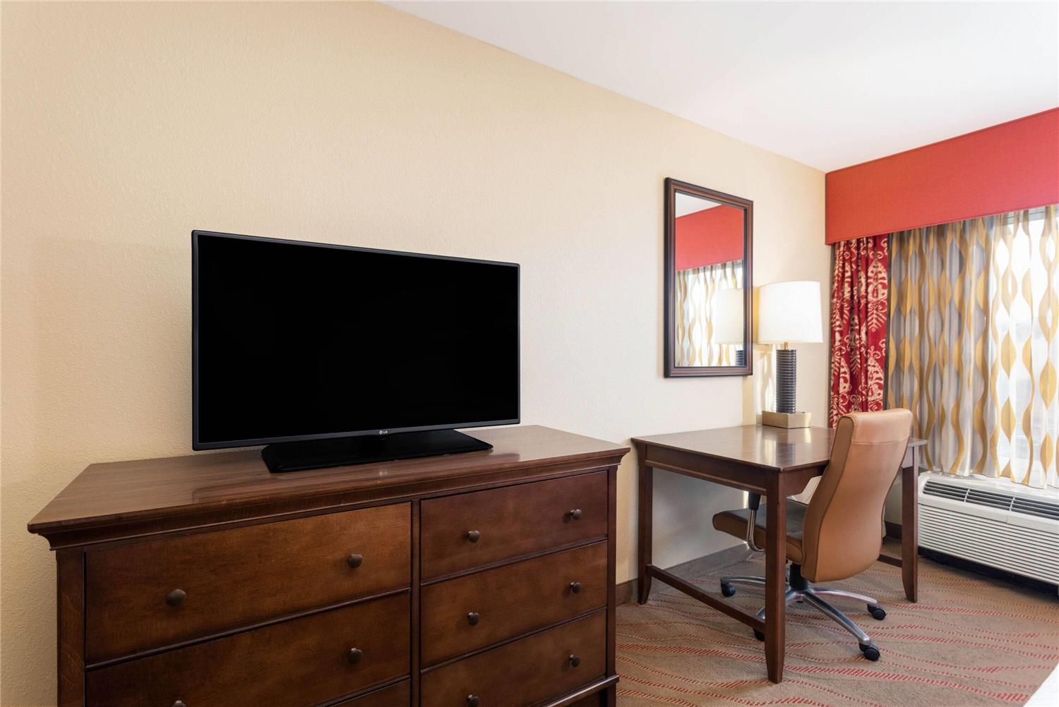 La Quinta Inn Suites Pigeon Forge 56/64
