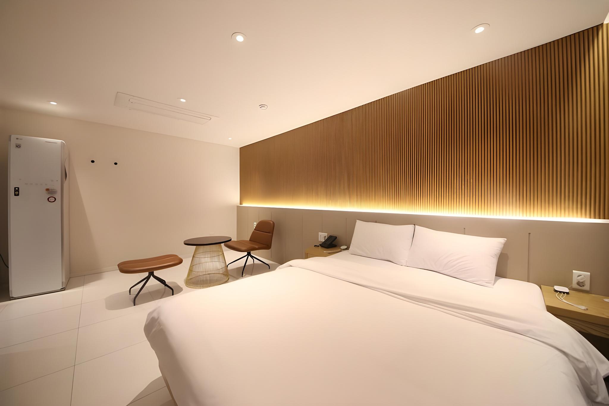 Business, Studio, Suite, King Bed, Queen Bed, City View