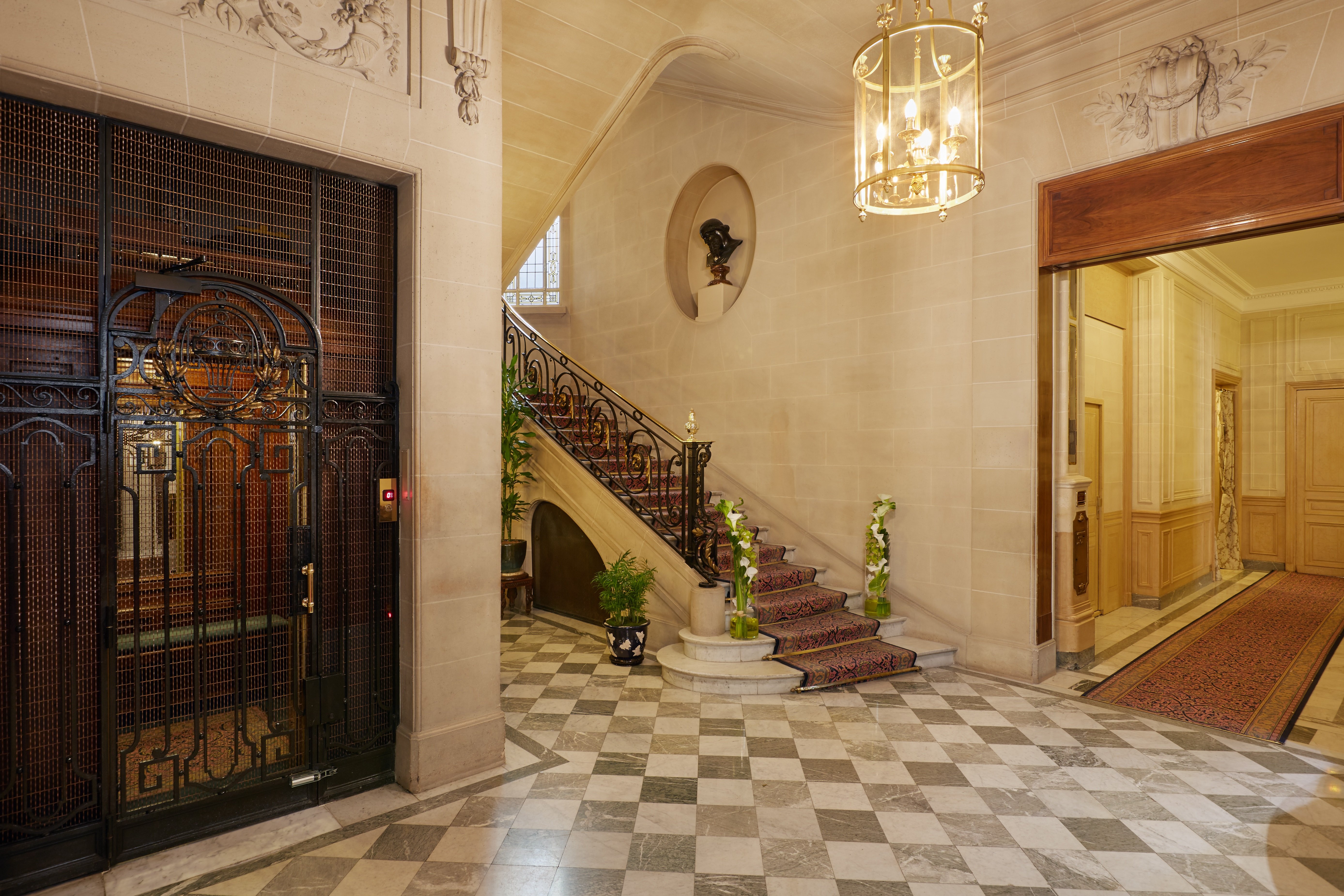 HOTEL RAPHAEL 10/80