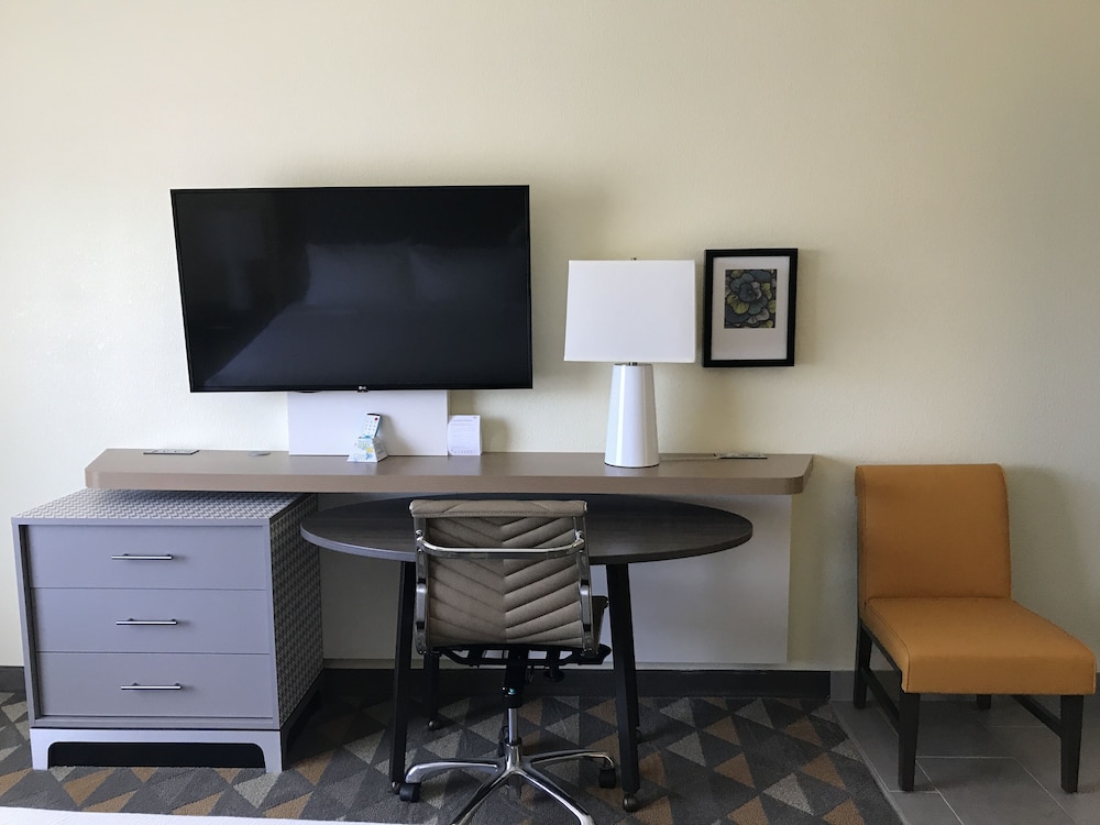 Holiday Inn & Suites Asheville-Biltmore Village Area 62/70