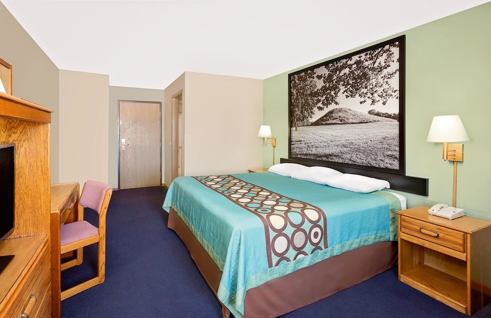 Super 8 By Wyndham Macomb 6/15