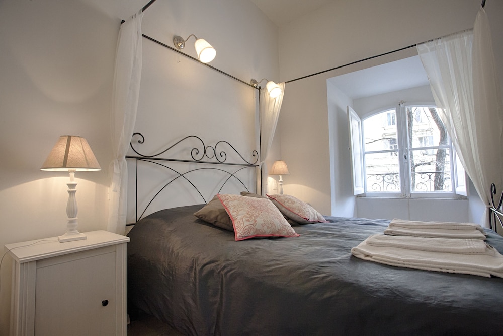Deluxe Rooms 9/59