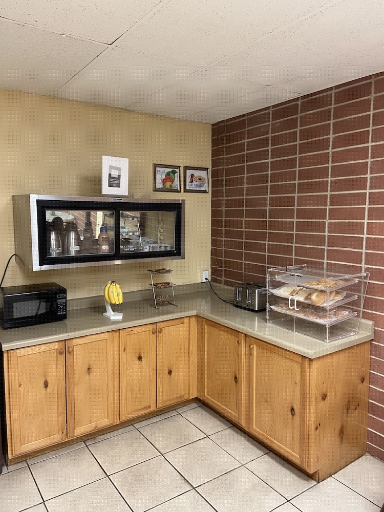 Econo Lodge Salina 7/38