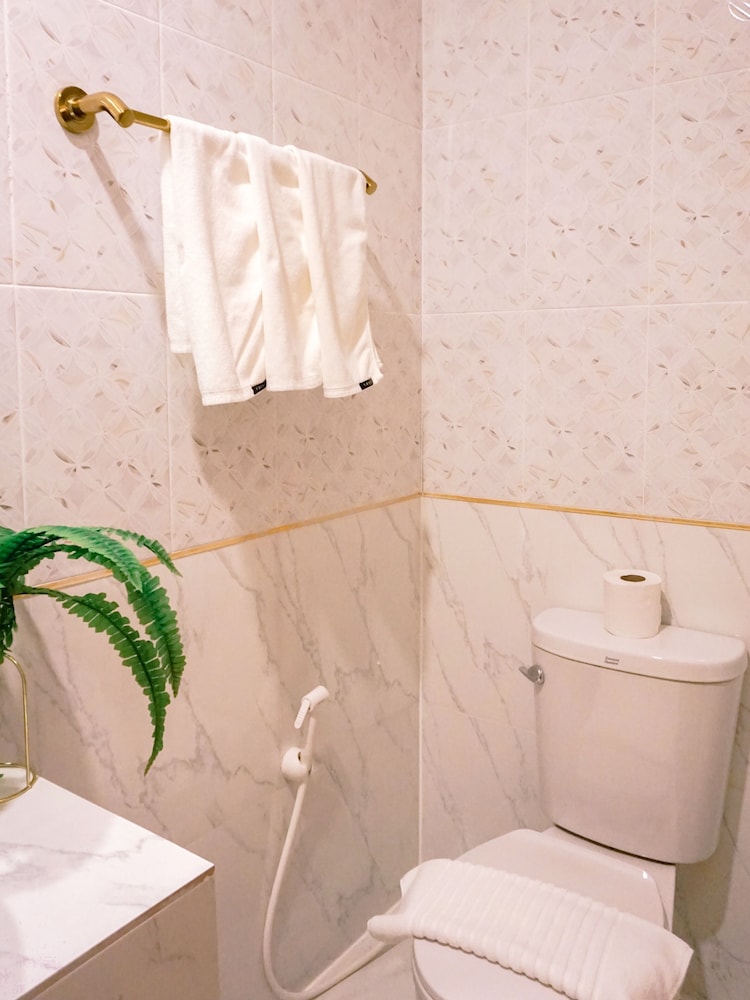 Isara Boutique Hotel and Cafe 65/66