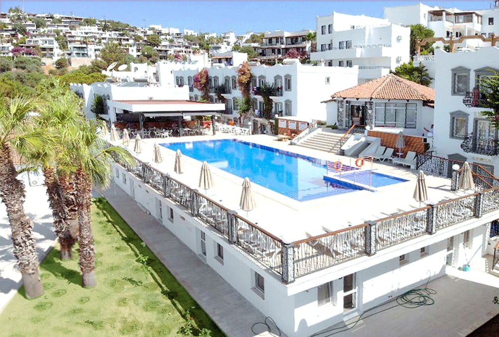 La Maison Apartments 3/52