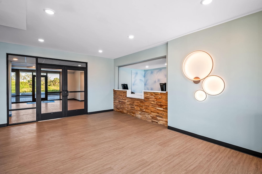 ECHO Suites Extended Stay By Wyndham Naples 17/86