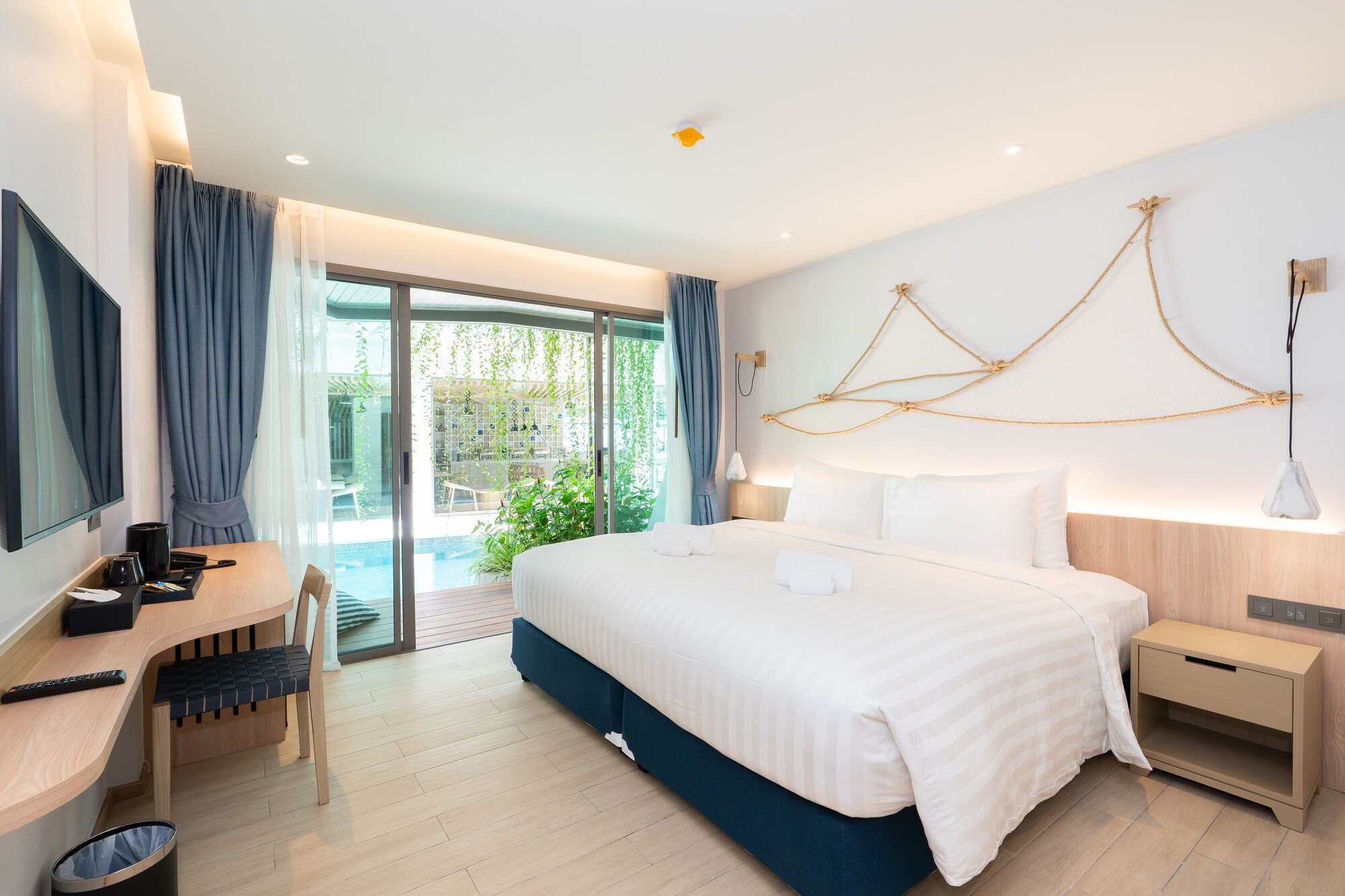 DELUXE POOL ACCESS DOUBLE WITH POOL VIEW