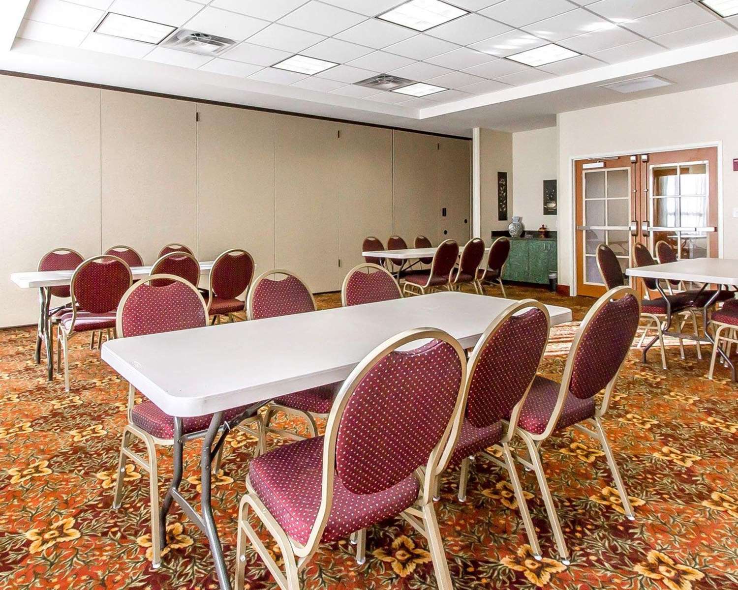 Spark by Hilton Shawnee Hotel 32/34
