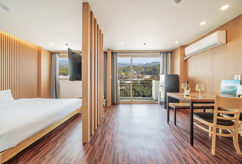 Condo, Deluxe, Suite, Quadruple, 2 Futon Beds, Queen Bed, Forest View
