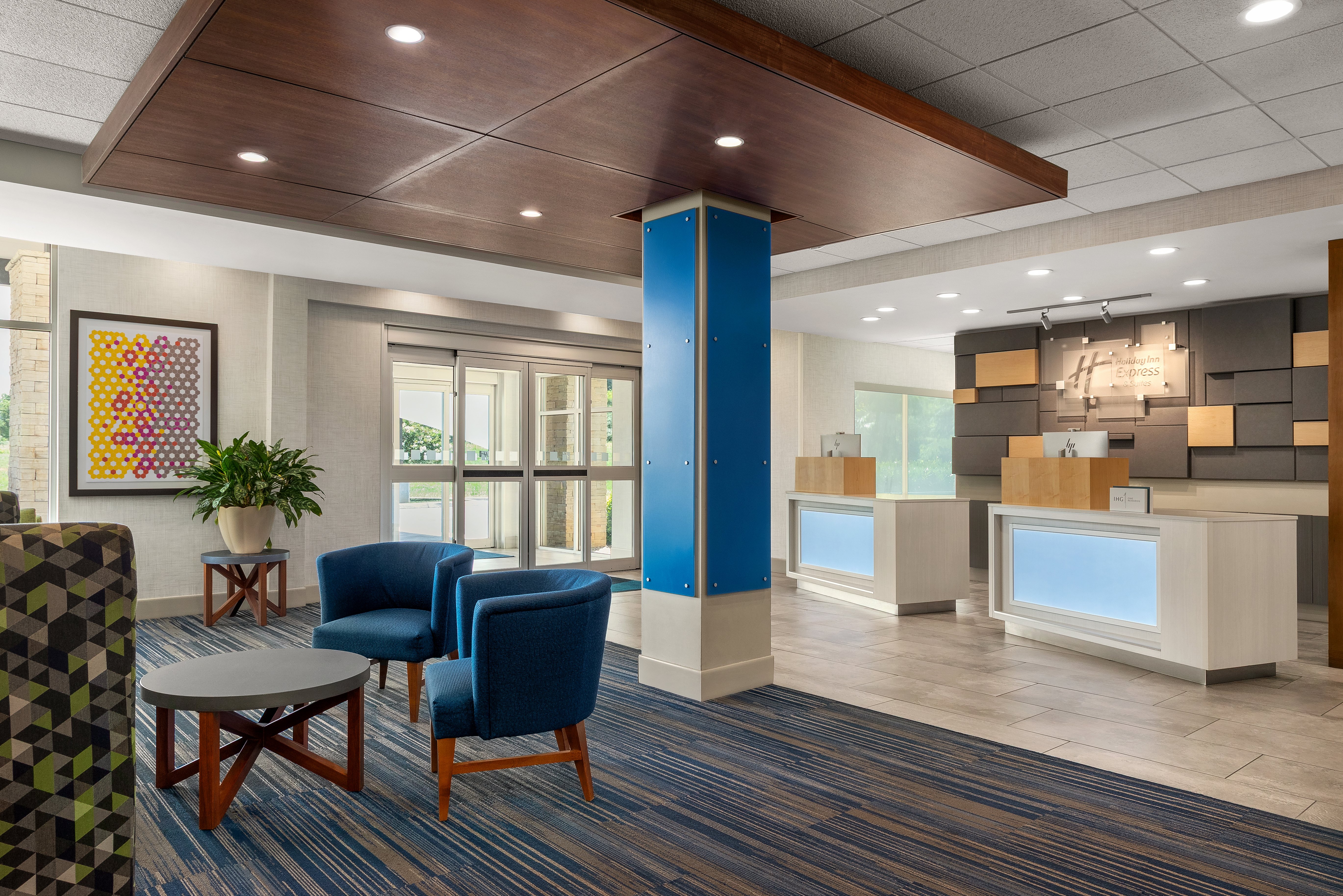 Holiday Inn Express Suites Staunton 9/75