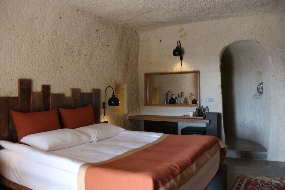 1811 Cave Hotel 8/50