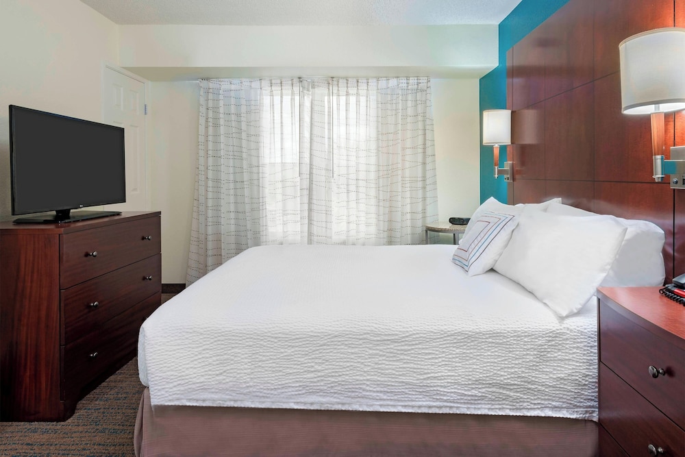 1 BEDROOM, SUITE