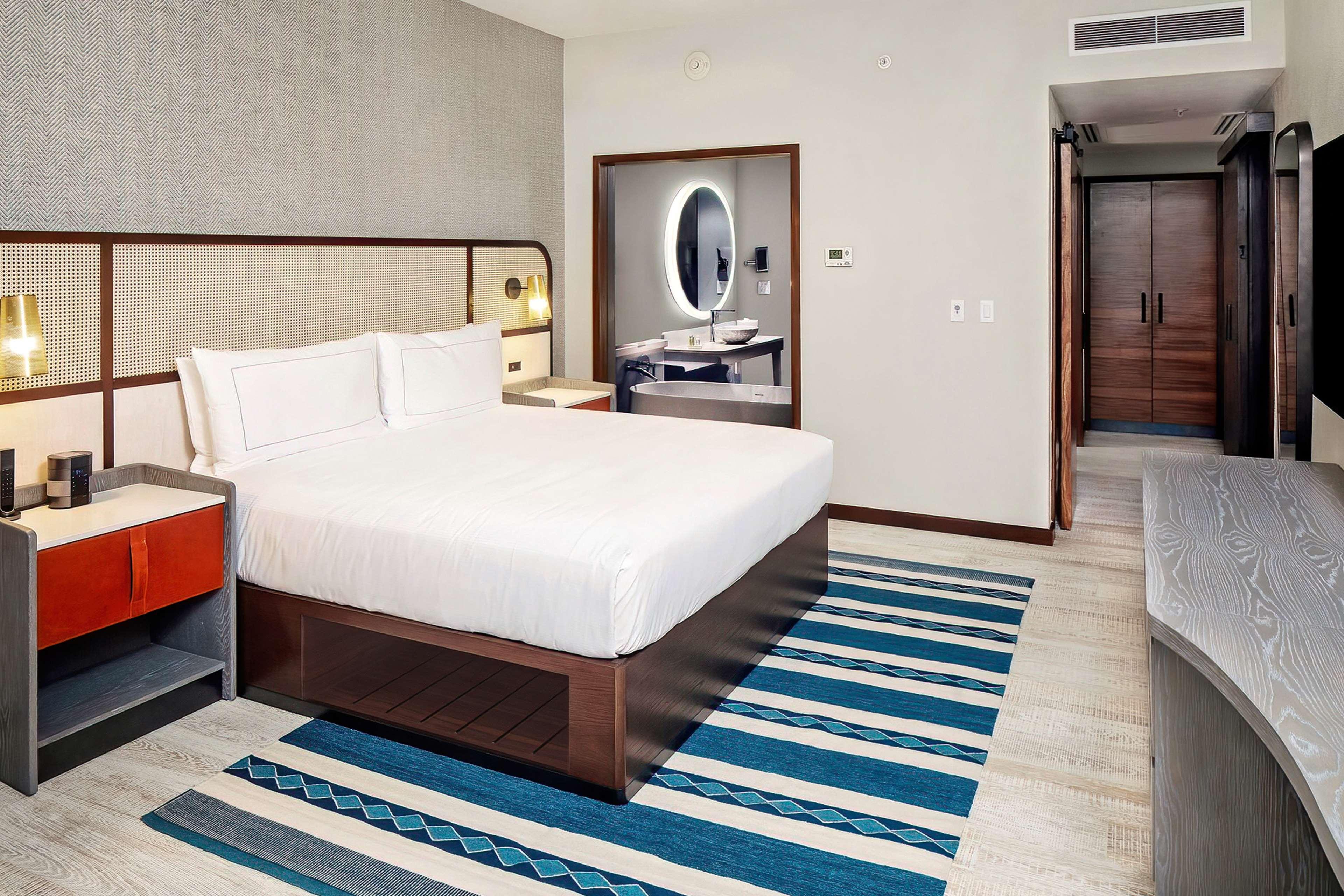 1 BEDROOM, SUITE, KING BED, OCEAN FRONT, BALCONY