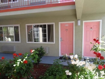 The Flamingo Motel 7/38