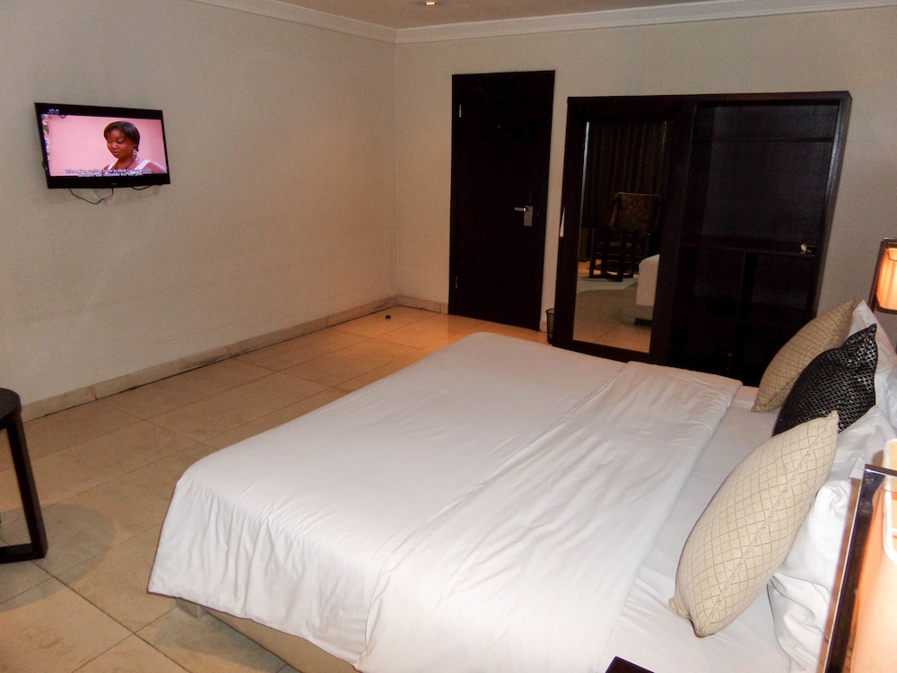 S S Hotels And Suites 16/48