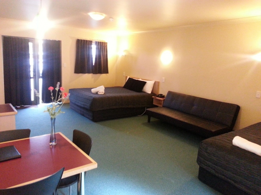 New Castle Motor Lodge 36/53