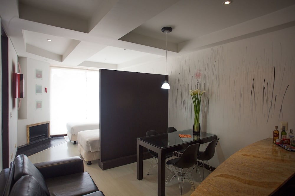 104 Art Suites 32/62