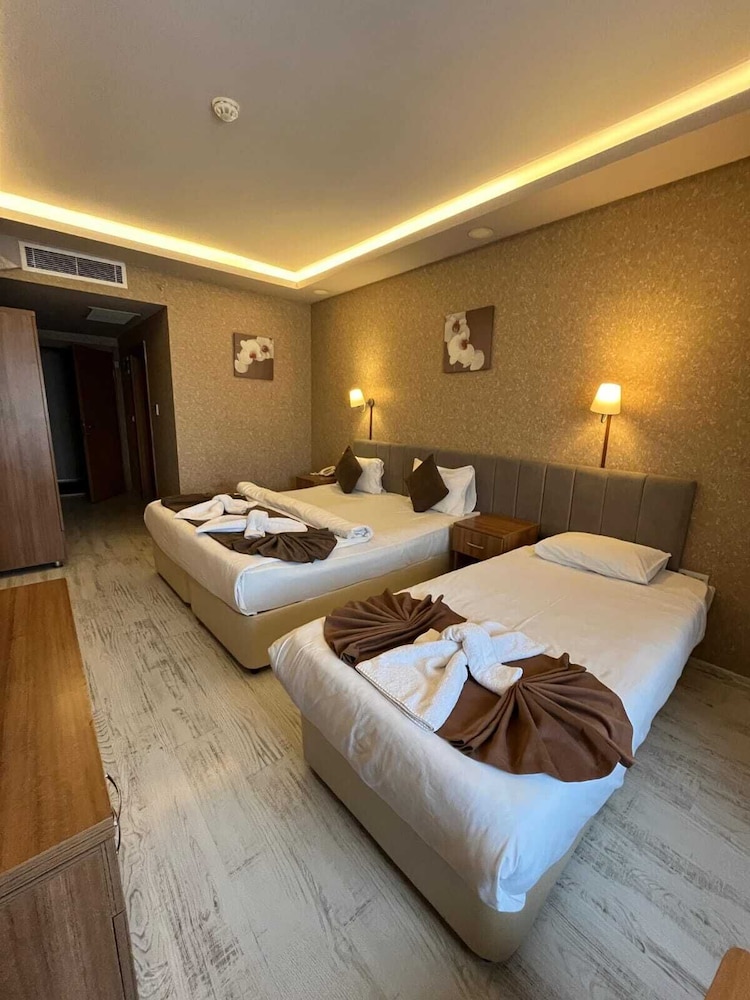 Pointbreak Hotel 15/49