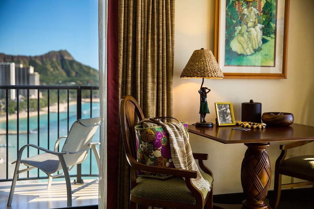 OUTRIGGER Waikiki Beach Resort 72/88