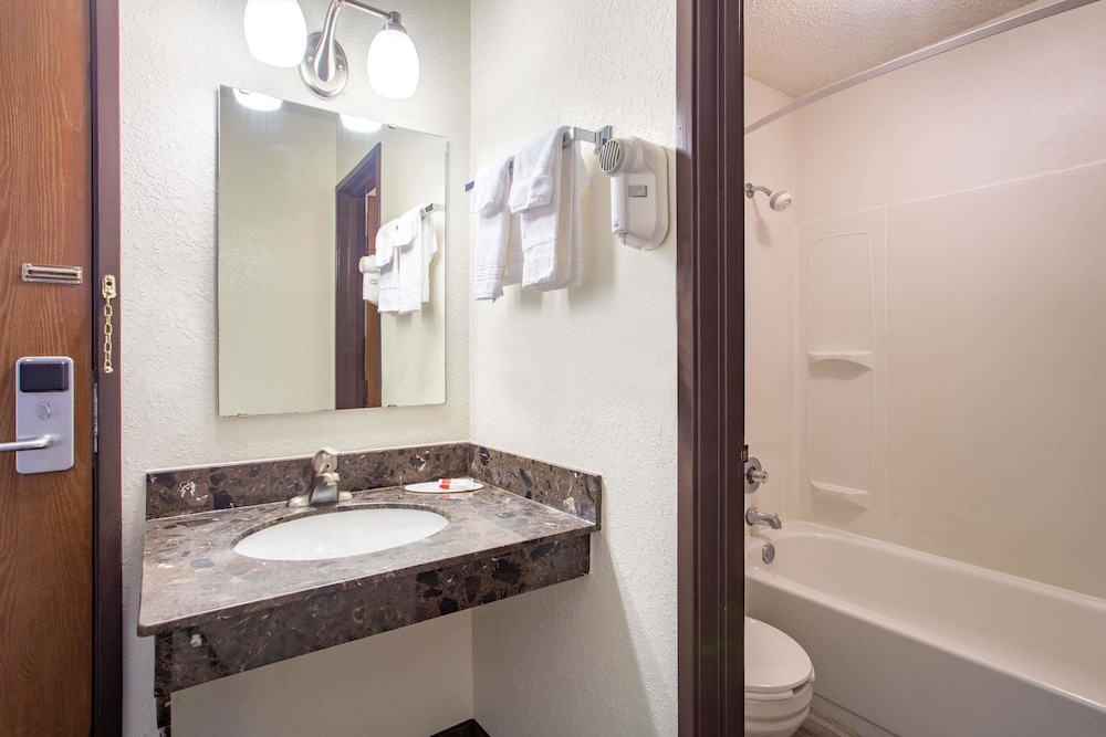 Days Inn by Wyndham Fond du Lac 12/27
