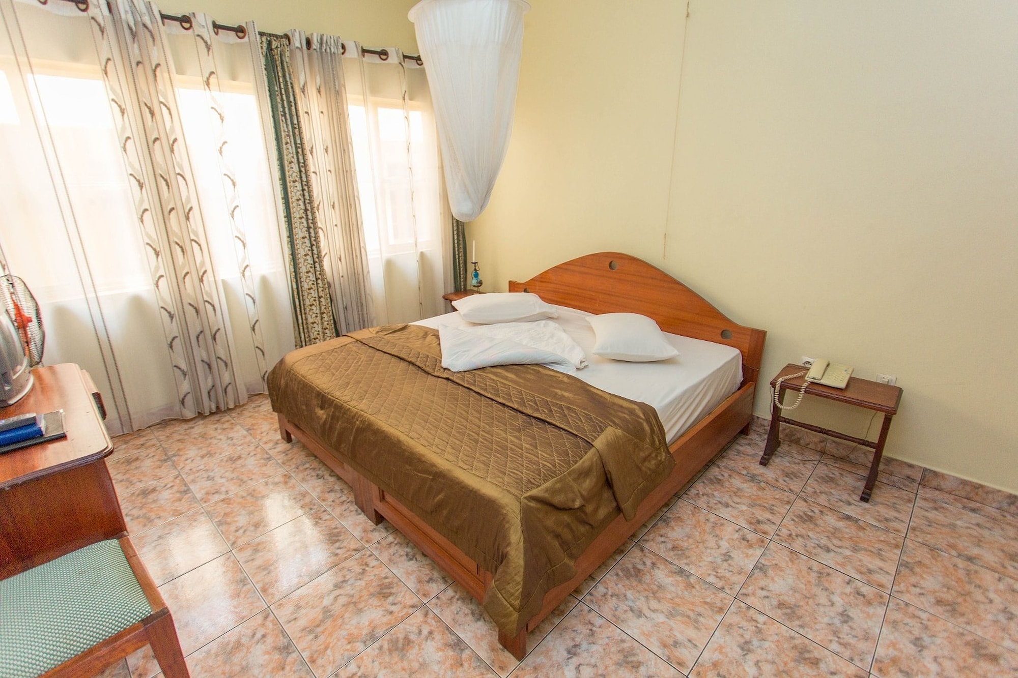 DELUXE, DOUBLE BED
