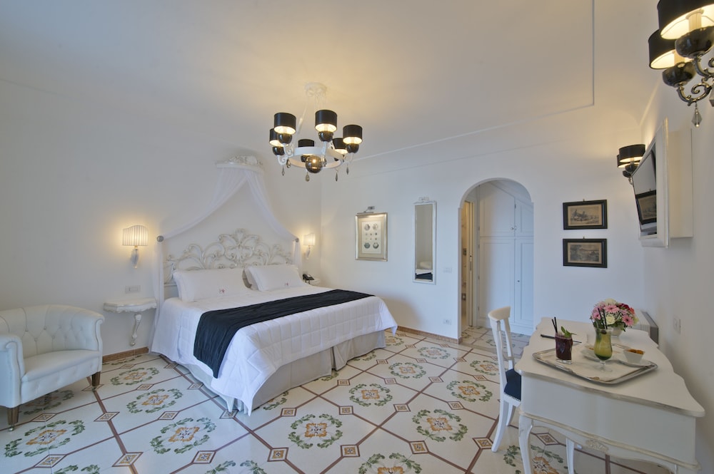 غرفة ديلوكس بسرير كوين بإطلالة على البحر بشرفة، Villa Corallium 7/10