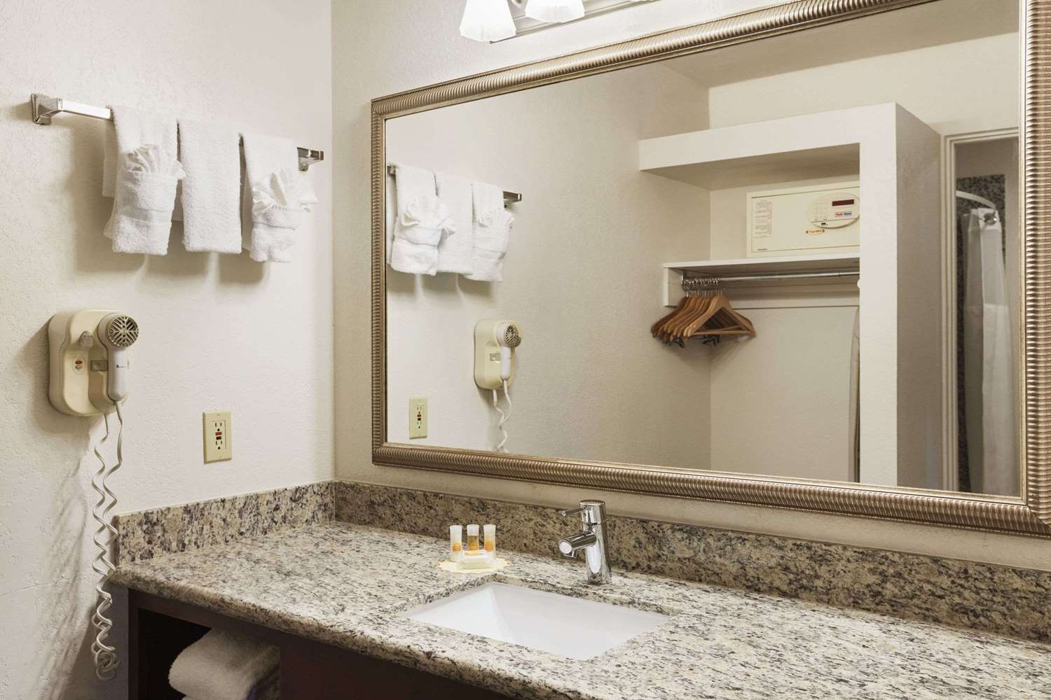Days Inn by Wyndham Oceanside 39/40