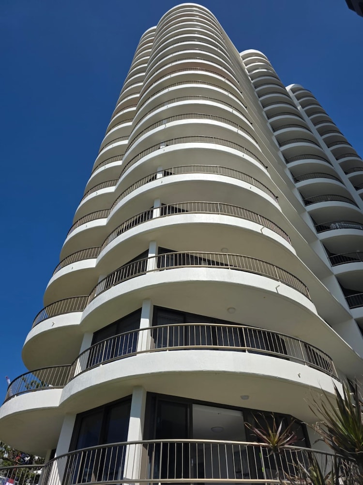 Boulevard North Holiday Apartments 4/77