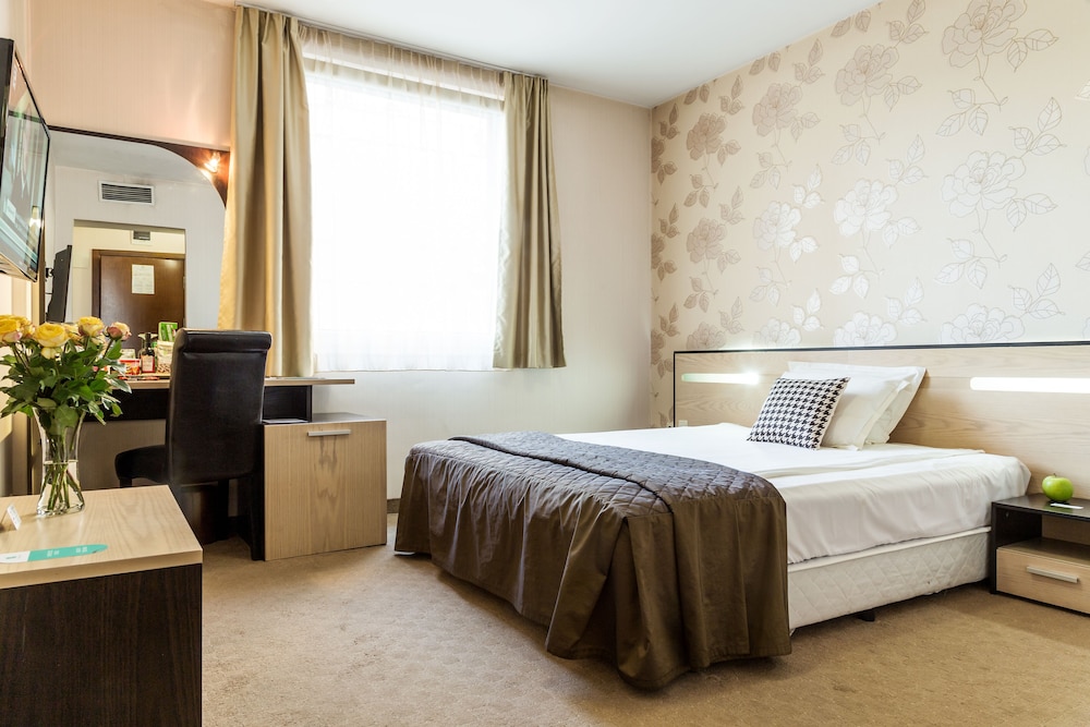 City Avenue Hotel 12/50