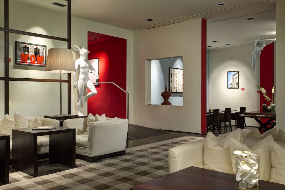 Gallery Art Hotel 34/39