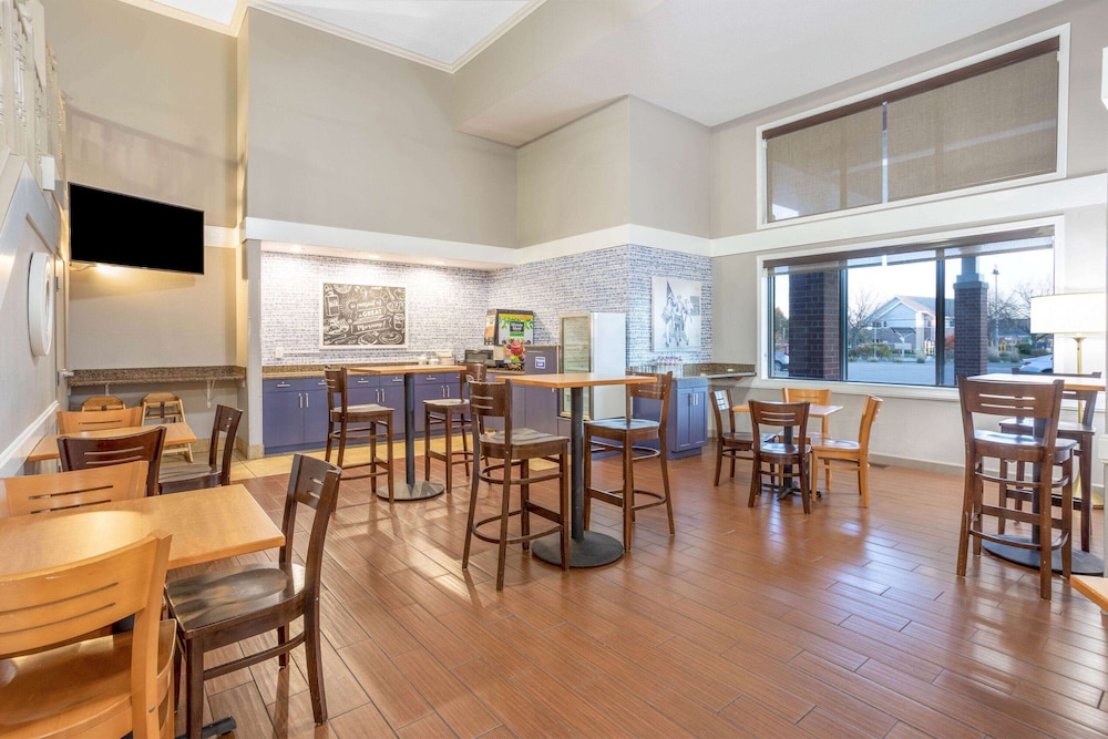 AmericInn by Wyndham Madison South 27/34