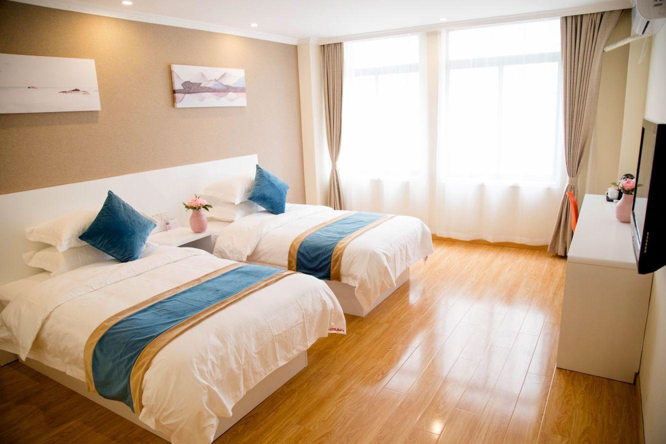 ROOM, DOUBLE BED