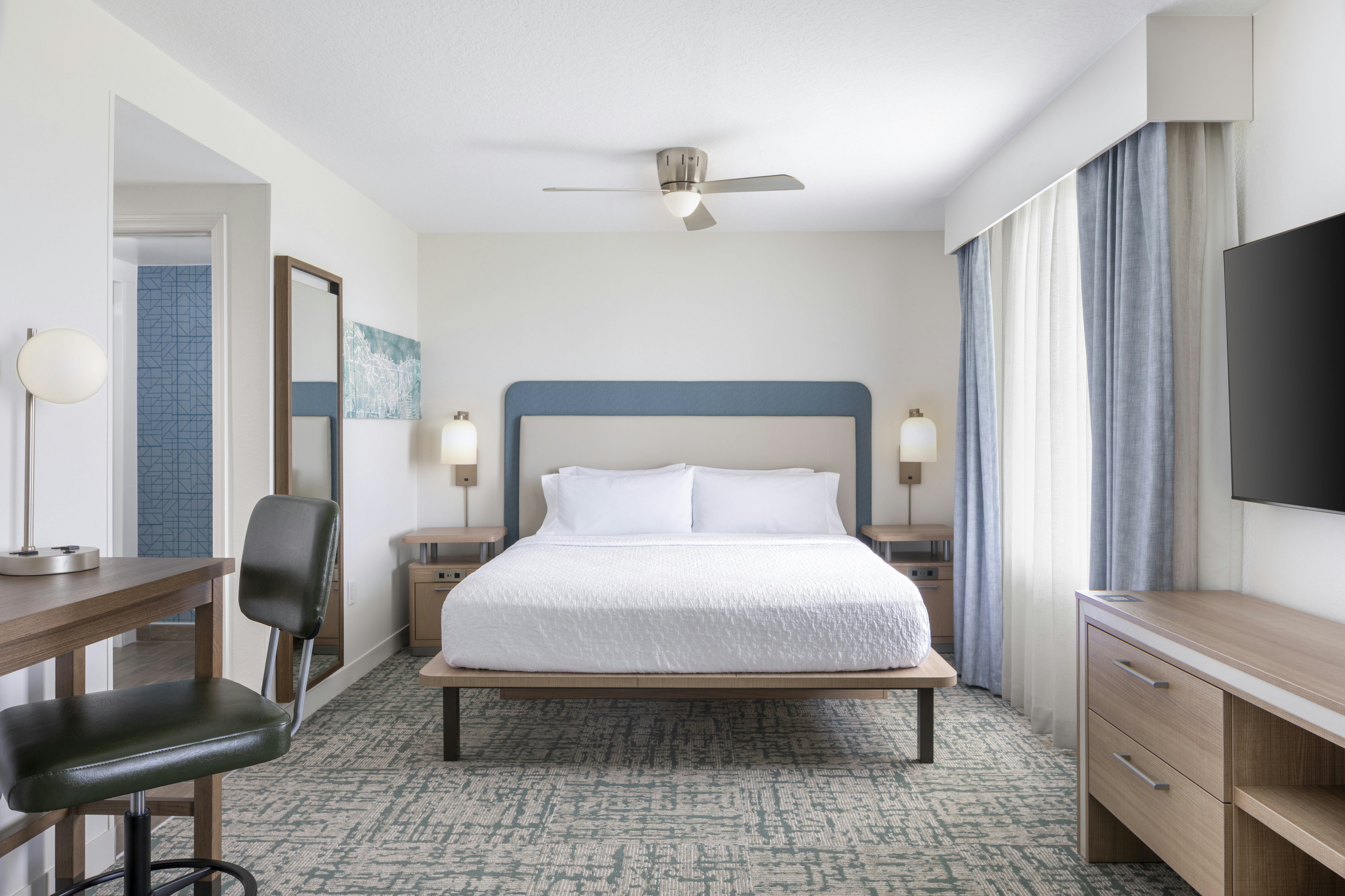 STUDIO, SUITE, KING BED