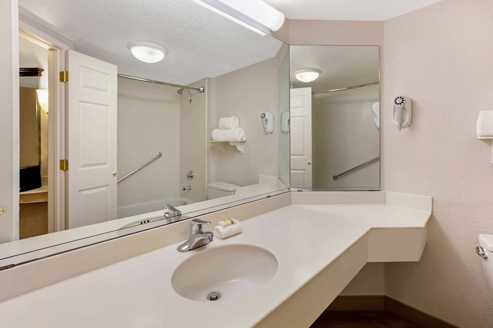 La Quinta Inn & Suites by Wyndham Dallas DFW Airport North 14/55