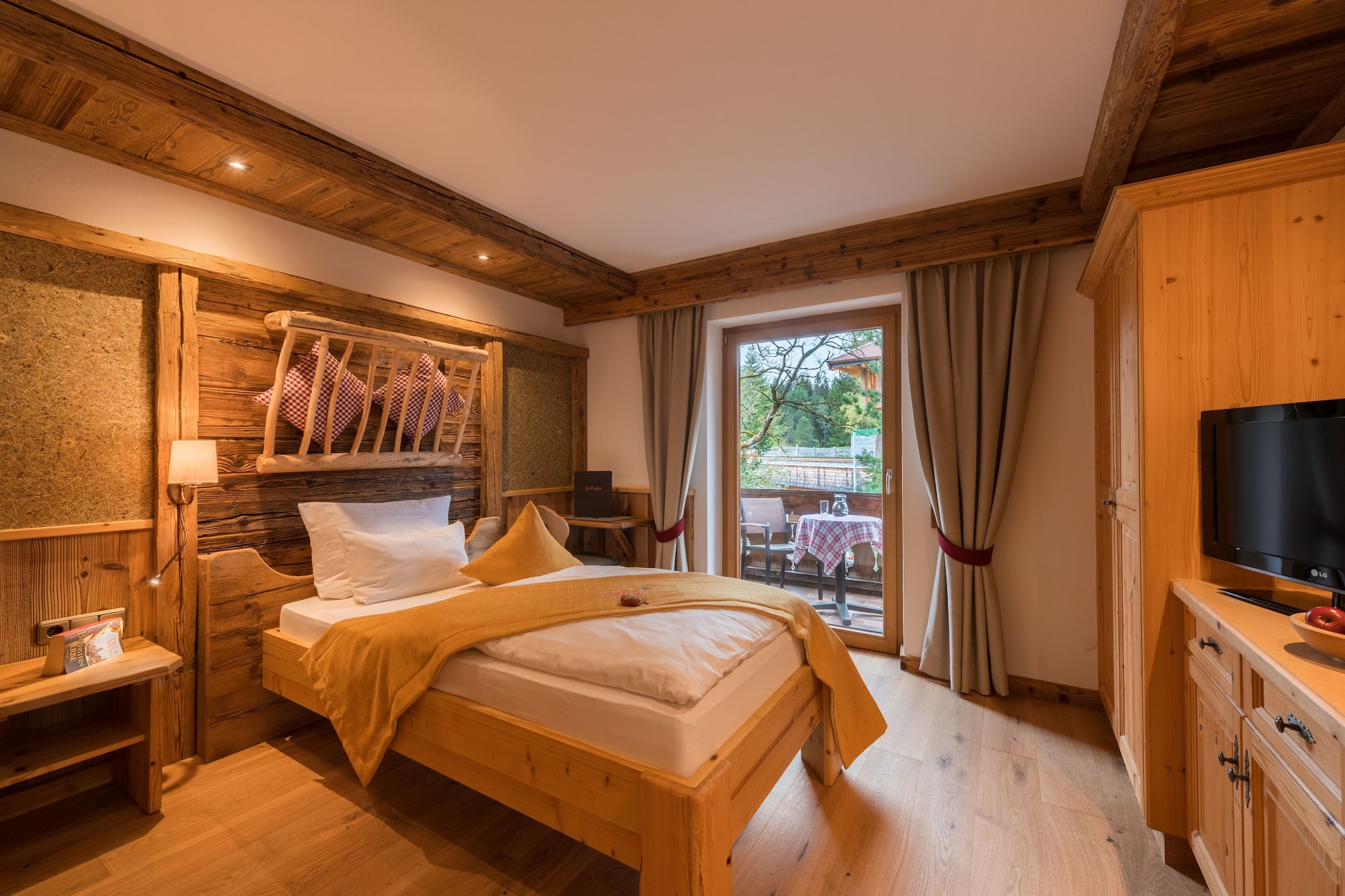 West, Queen Bed, Balcony