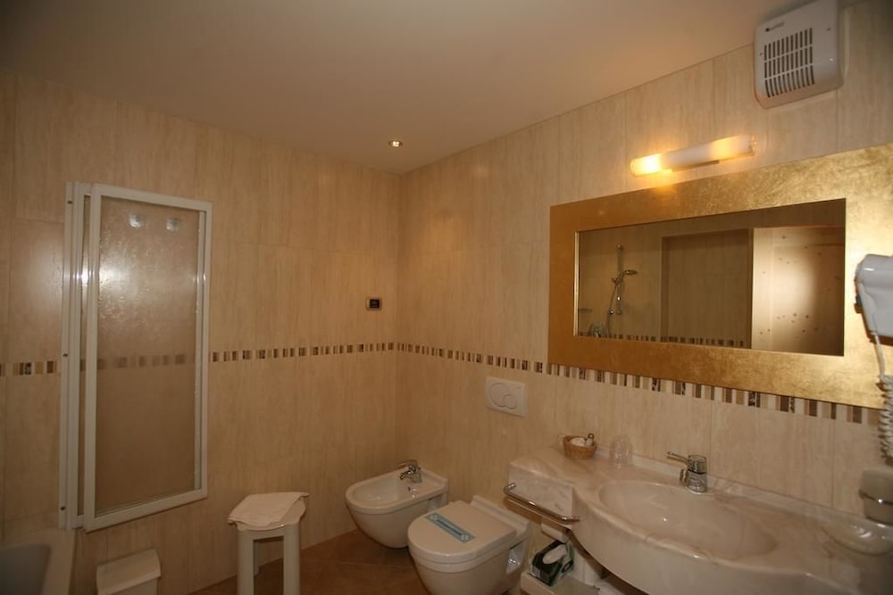 HOTEL CRISTINA 45/45