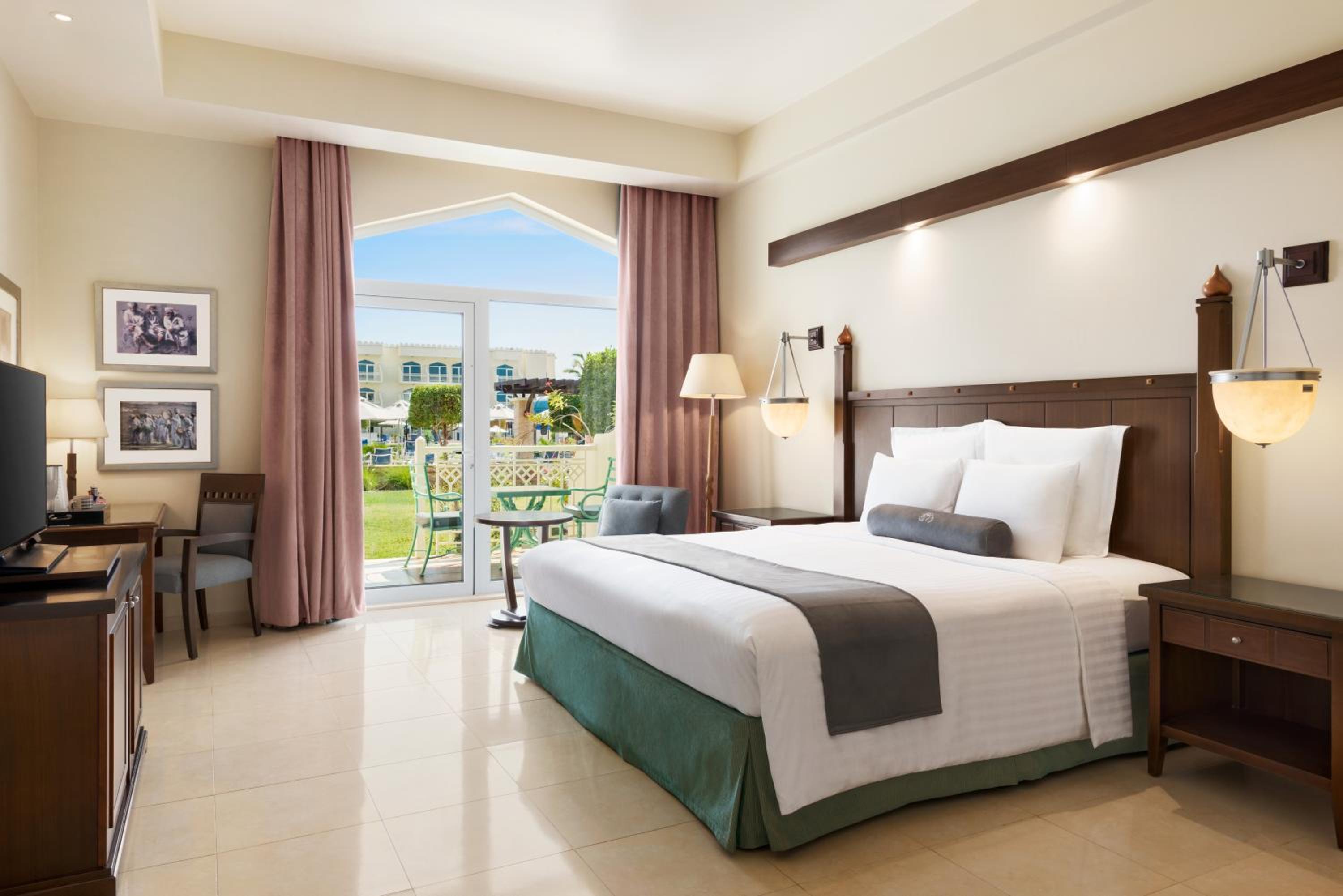 Room, King Bed, Direct Pool Access