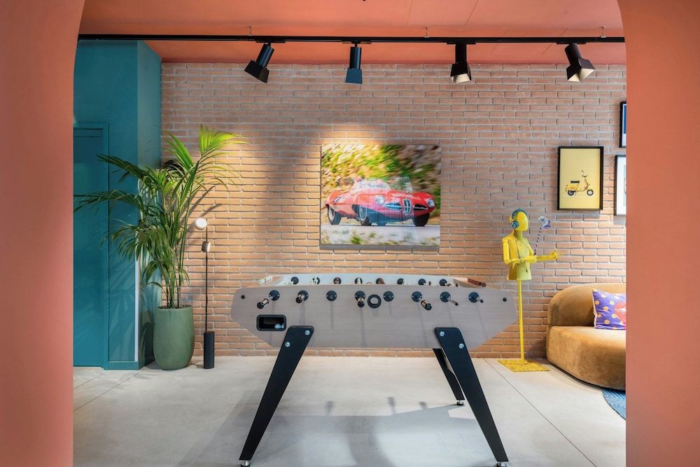 Moxy Verona 26/50