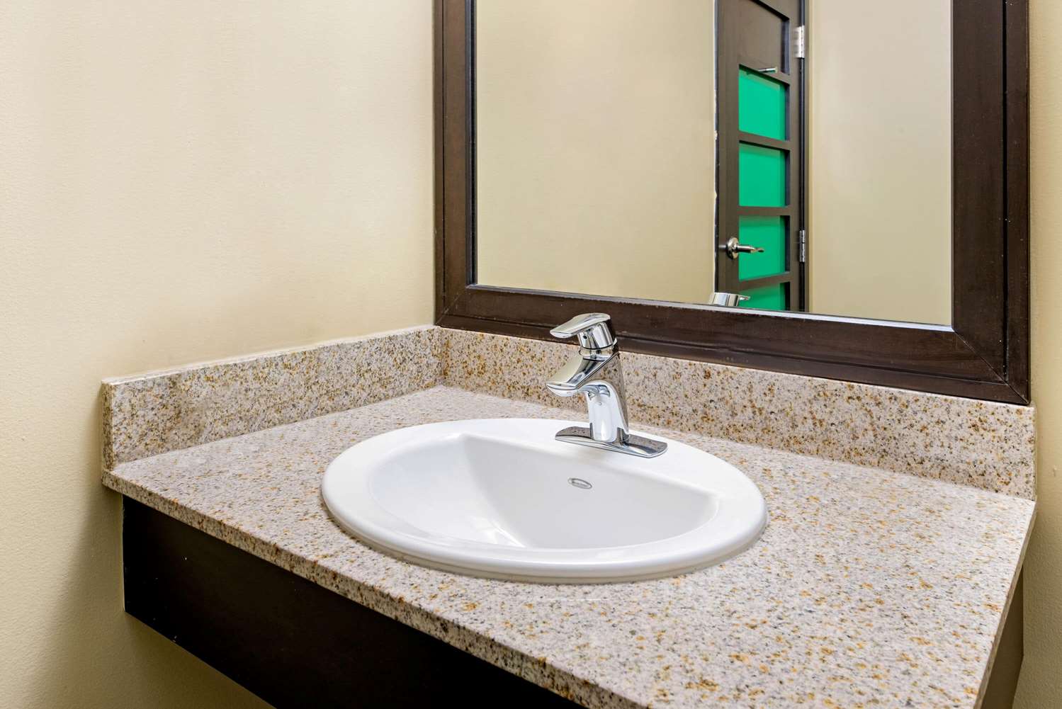 La Quinta Inn & Suites by Wyndham Oshawa 48/48