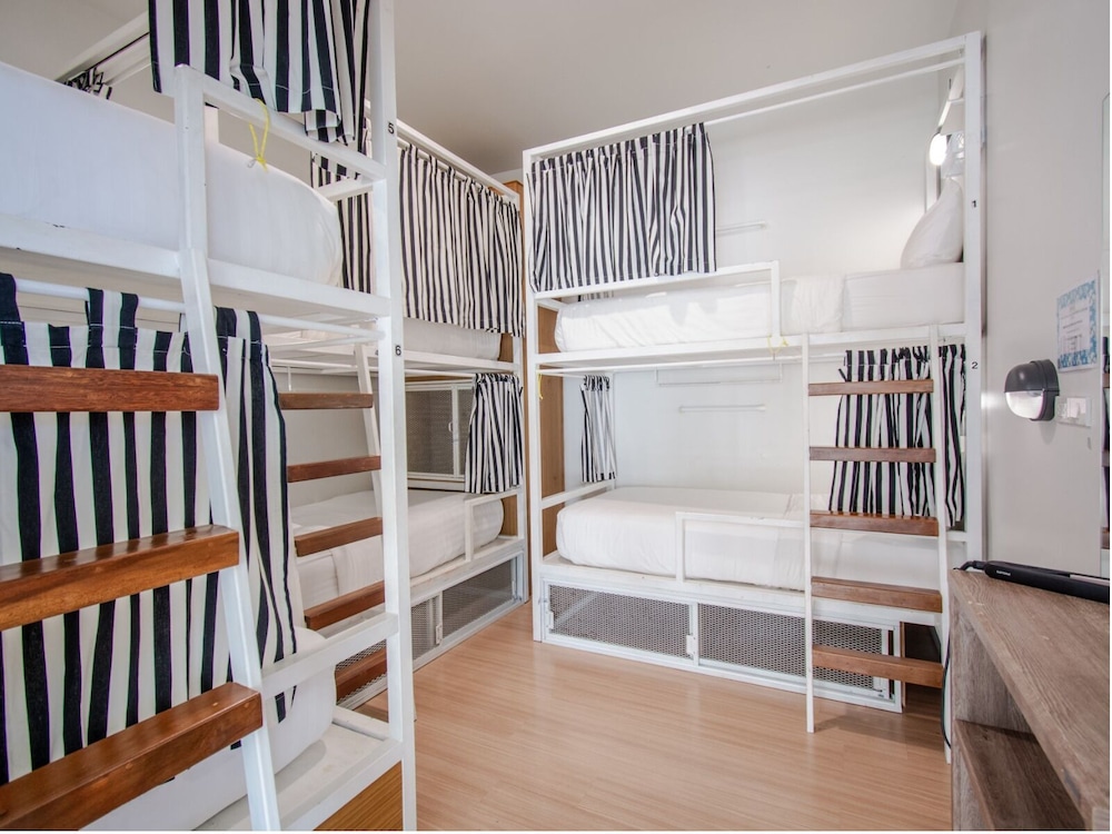 Female Dorm, Superior, 6 Beds, No Window
